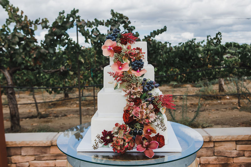 tablescape, winery wedding, vineyard, wedding cake, square cake