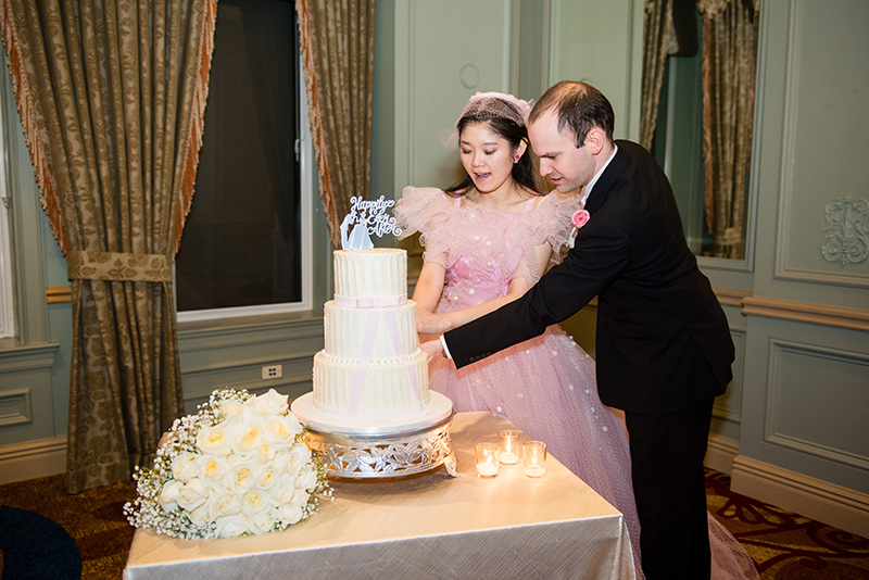 Real Wedding, bride and groom, multi cultural wedding, wedding cake, cutting wedding cake