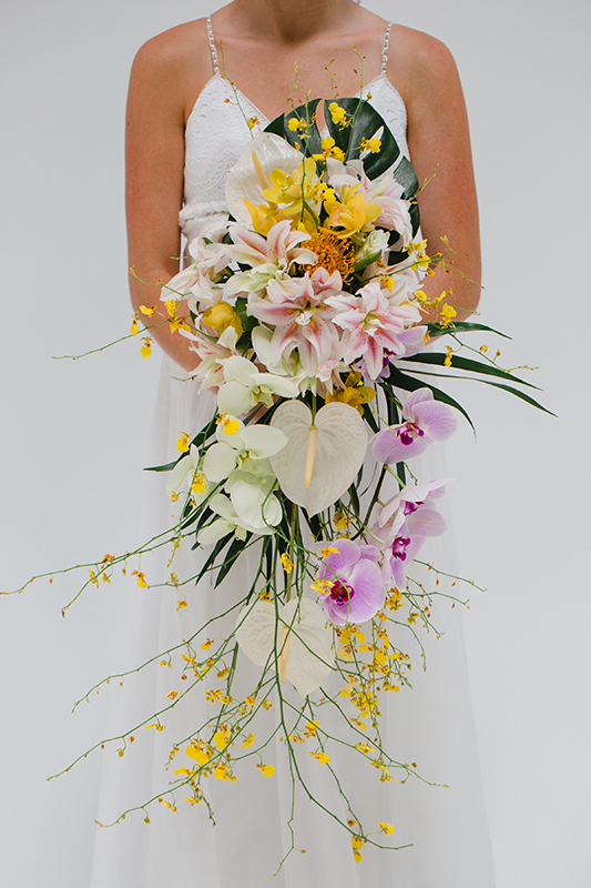 big bouquet, unstructured bouquet, long, white, yellow