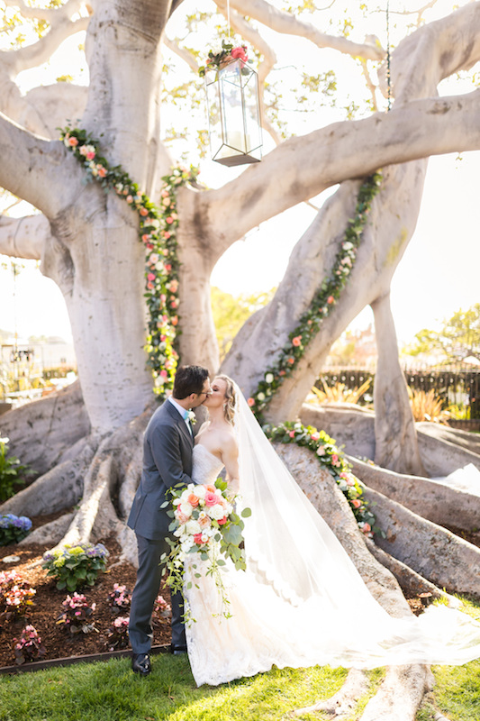 bride, groom, kiss, bouquet, large tree