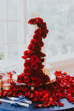 wedding cake, red roses