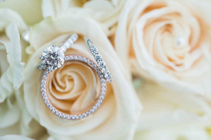 wedding rings, roses