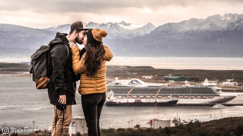 couple kissing, cruise ship