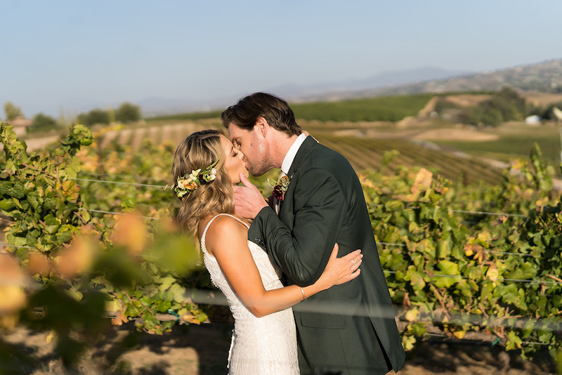 bride, groom, vineyards, kiss